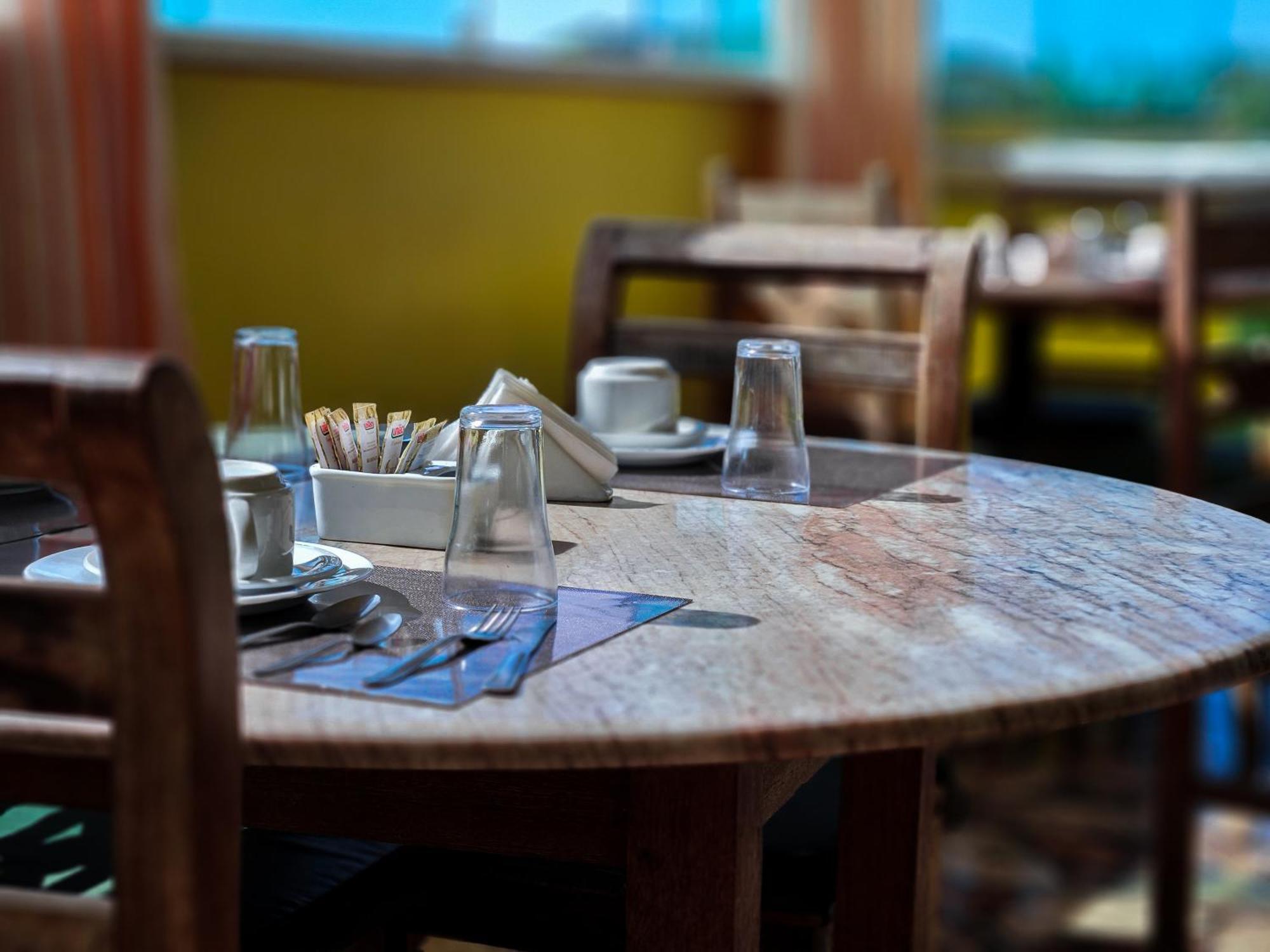 Bliss Hotéis Bella Vista Búzios Extérieur photo A restaurant table