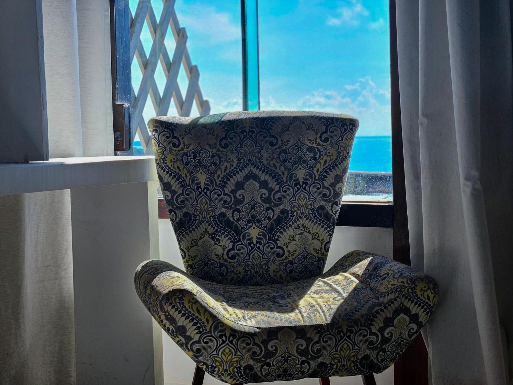 Bliss Hotéis Bella Vista Búzios Extérieur photo A chair in a hotel room