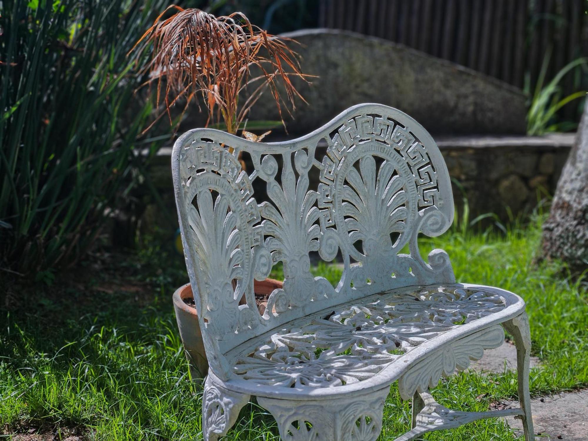 Bliss Hotéis Bella Vista Búzios Extérieur photo Cast iron bench